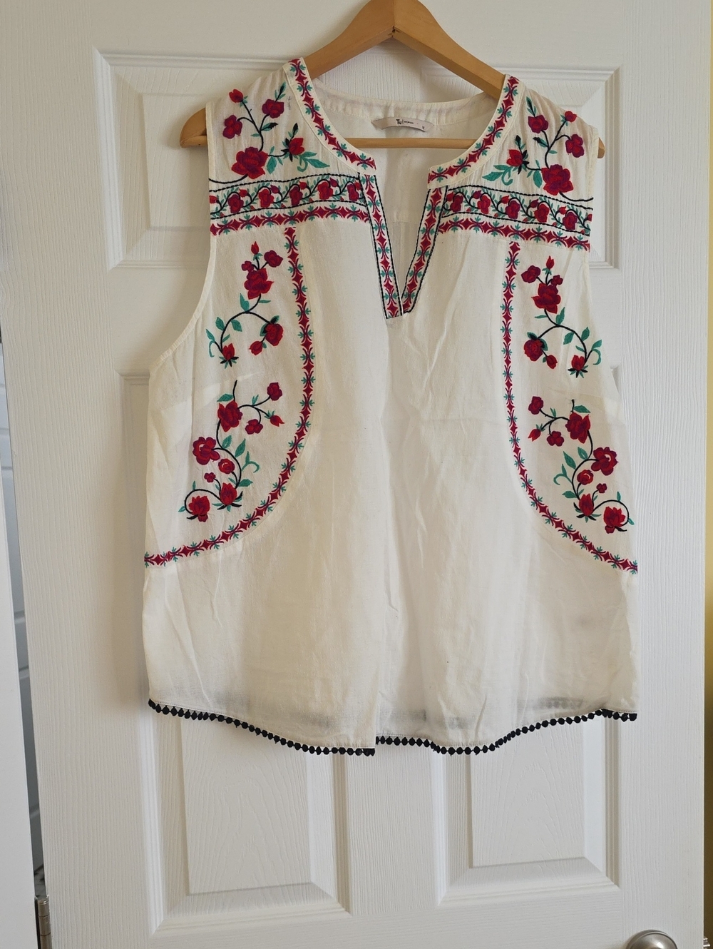 Embroidered White Sleeveless Camisole with Red Floral Accents